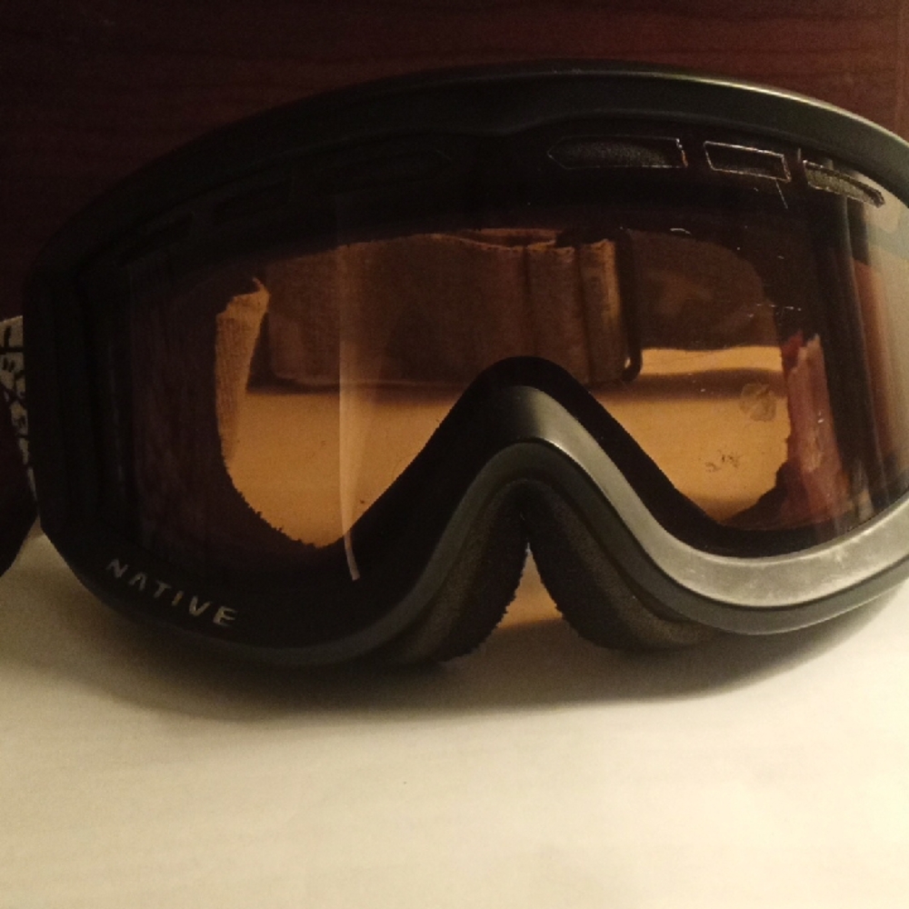 Native Black VR Goggles with Amber Lens and Foam Padding